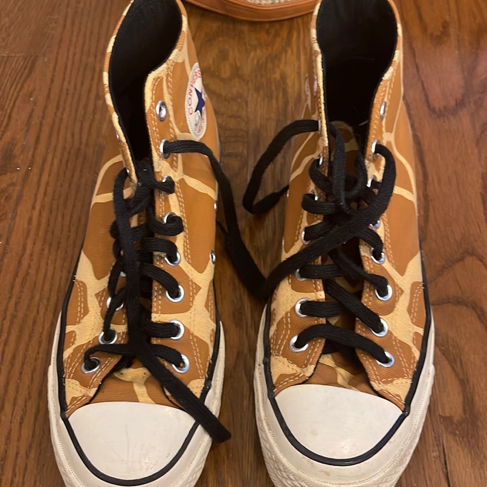 Giraffe converse